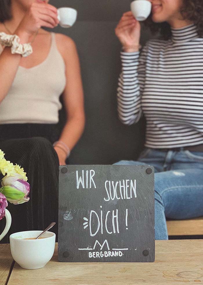 Karriere bei der Kaffeerösterei Bergbrand aus Nürnberg. Zwei Frauen trinken Espresso
